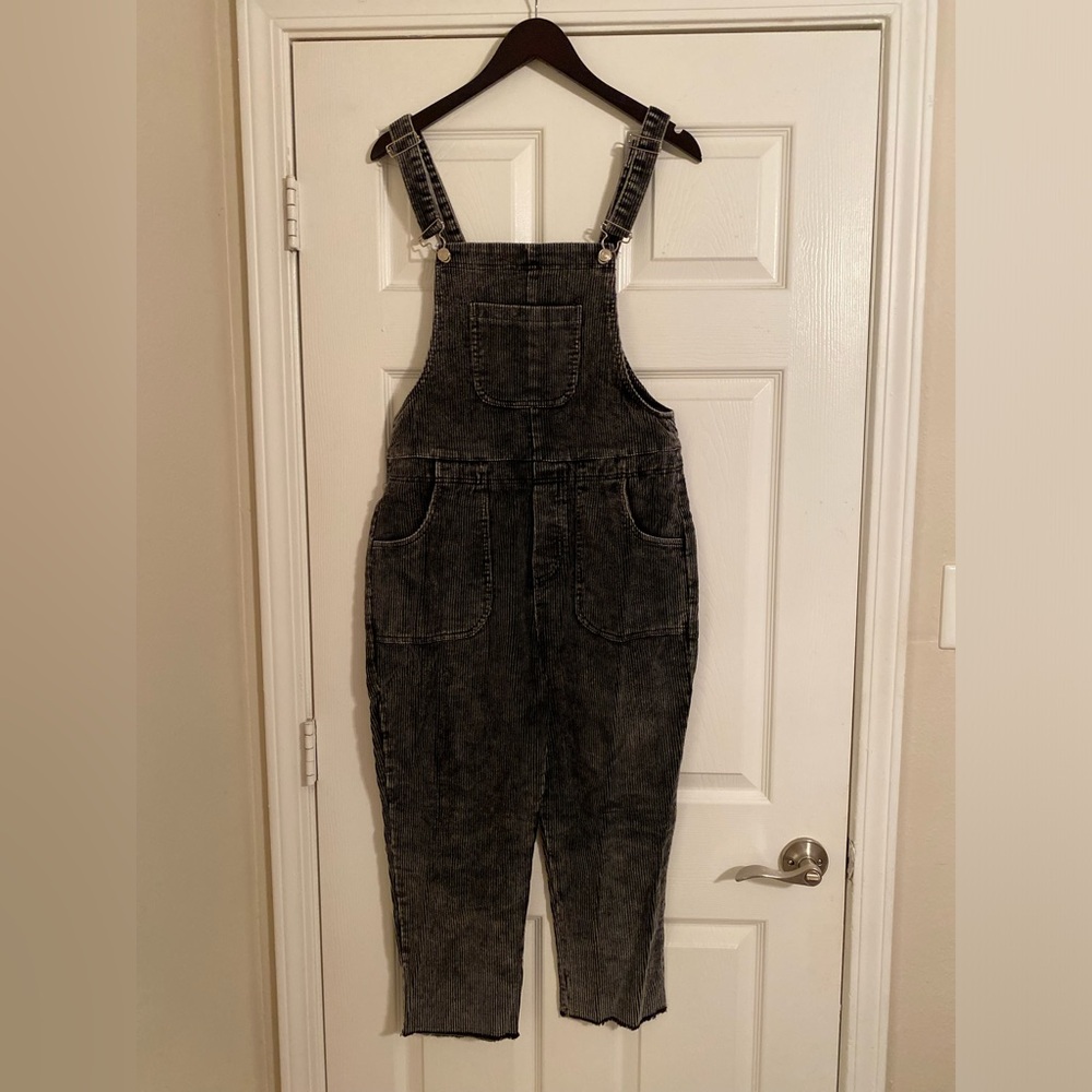 She and Sky Women’s Overalls Pants.Small. NWT.Blackish/Gray. Ribbed.